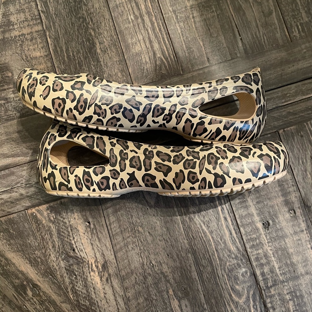 Crocs Kadee leopard flat shoe size 7 - Picture 6 of 9
